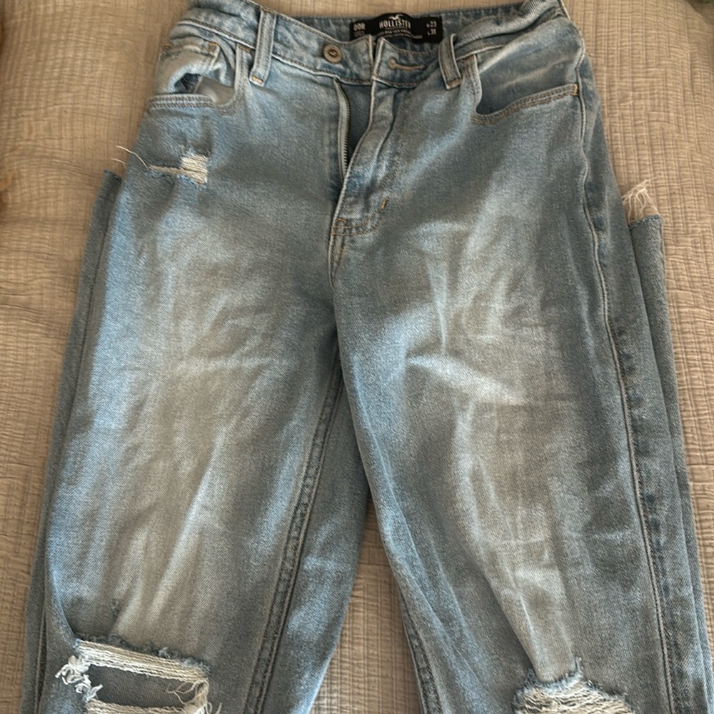 00R hollister jeans. Light wash and ripped
